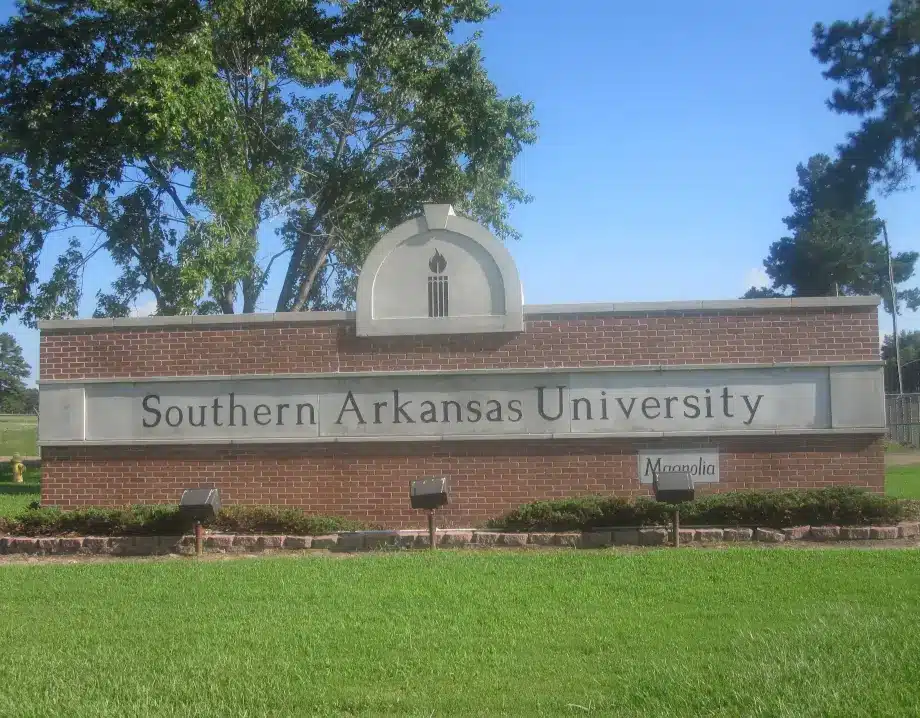 southern-arkansas-university-locksmith-in-magnolia-ar Southern Arkansas University entrance sign in Magnolia, AR, in our Magnolia Arkansas locksmith service area